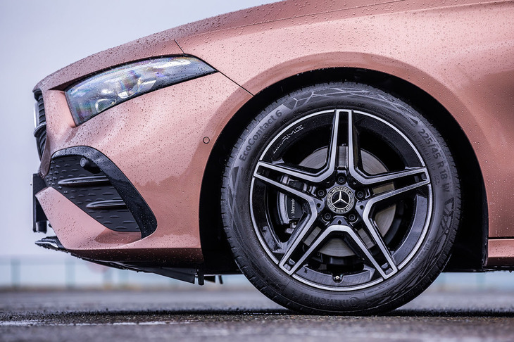 225/45R18サイズのタイヤと18インチの「AMG 5ツインスポークアルミホイール」が採用されるのも「AMGラインパッケージ」の特徴。試乗車は「コンチネンタル・エココンタクト6」タイヤを組み合わせていた。