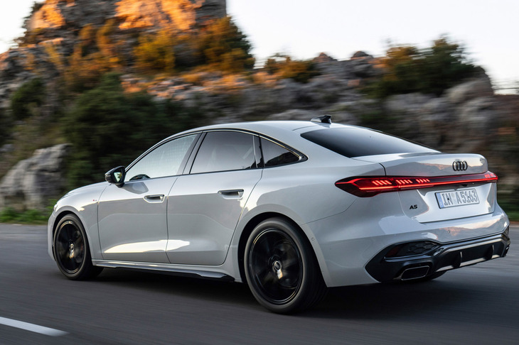 渕野「新型『A5』はテールランプもいいんですよ。平面上の単なるグラフィックじゃなくて、ひとつの立体になっているんですよね。シンプルだけど質感のある、いいデザインだと思います」