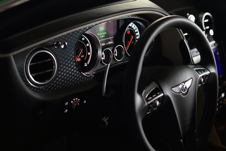 2016年モデルでは新意匠のスポーツステアリングホイールが採用された。シフトパドルはコラムに装備される。