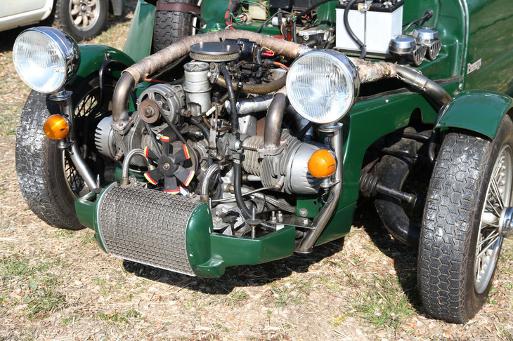 フロントカウルを外した「ロマックス」。空冷フラットツインなどパワートレインはもちろん、サスペンションアームも「シトロエン2CV」用であることが分かる。フロントブレーキはインボード式のドラムだったが、利きが悪いためオーナーがディスクに改めたそうだ。