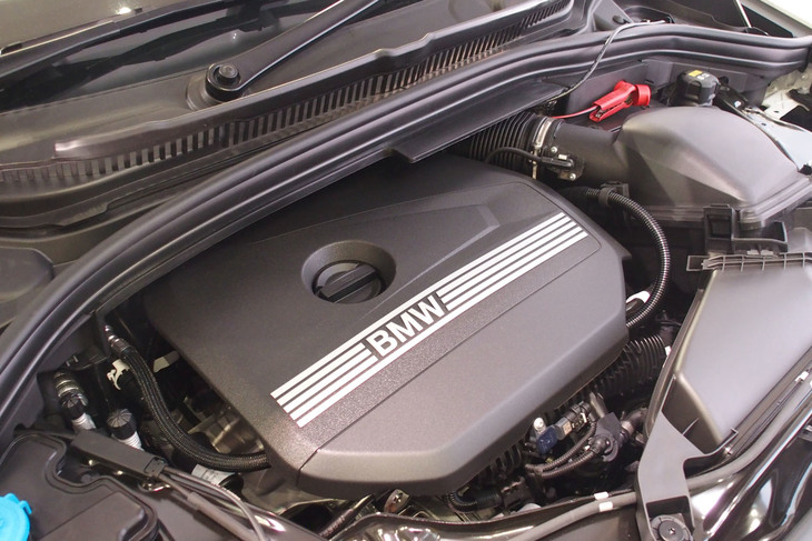 218iアクティブツアラー エクスクルーシブ（エンジン）