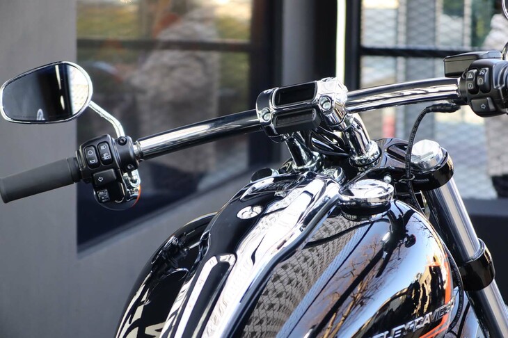 ハーレーダビッドソン・ブレイクアウト（ハンドルライザー）