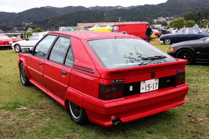 「シトロエンBX 16V」。ガンディーニによる未来的なスタイリングが、純正エアロパーツによっていっそうガンダムチックになった、1.9リッター直4 DOHC 16バルブユニット搭載のハイパフォーマンス仕様。