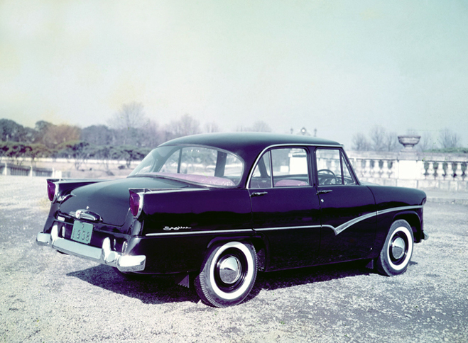 控えめなテールフィンを持つリアビュー。1955年「フォード・フェアレーン」によく似たサイドモールディングを持つこれは「スカイライン スタンダード」（ALSIS-1）だが、本来タイヤはホワイトウオールではなく黒タイヤとなる。93万円という価格は「クラウン スタンダード」より8万円高く、タクシー向けとしては小さからぬハンディとなった。それにしても、これが「カローラ アクシオ」より小さなクルマとは思えない。