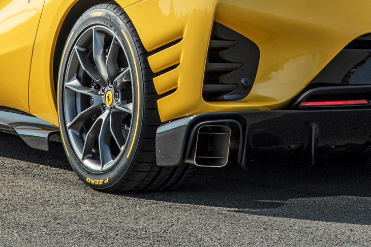 リアの隅に追いやられた、縦長の四角いマフラー。限られた車幅のなかでディフューザーに極力スペースを譲ることと、排気によって発生する渦（うず）により、ディフューザーを通る空気の流速を高める効果を狙ったものだ。