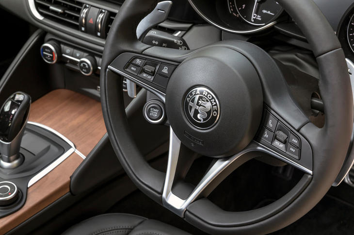 下端がフラットな形状のステアリングホイール。センターの左下にエンジンの始動スイッチがレイアウトされている。