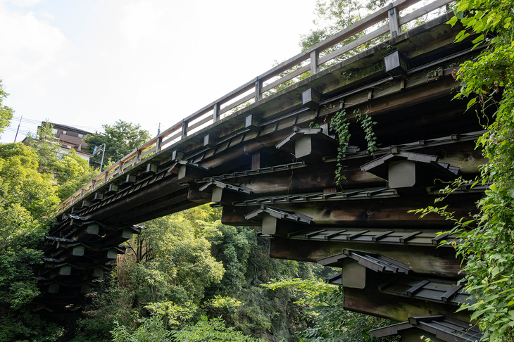 橋のたもとにある石段を下ってみる。猿橋は橋脚を使っていないのが特徴だ。