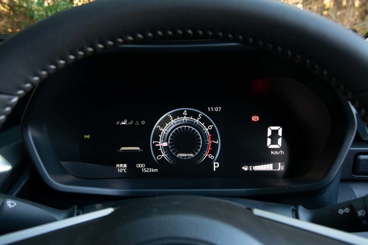 メーターパネルはフル液晶タイプ。表示パターンはさまざまに変更できるが、右側の速度計と燃料系の部分は固定表示となっている。