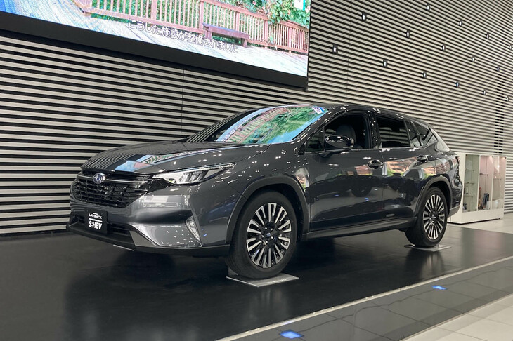 「レヴォーグ レイバック プレミアムブラックS：HEV EX」は、ターボ車や「プレミアムS：HEV EX」で標準採用される機能・装備の一部を簡素化し、価格を抑えたグレードと紹介される。