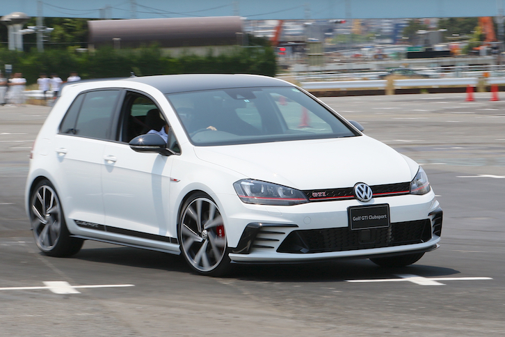 今回のイベントをプロデュースするDJのピストン西沢氏が、「ゴルフGTIクラブスポーツ トラックエディション」を会場内の特設コースで試乗。そのスポーティーな走りを絶賛していた。