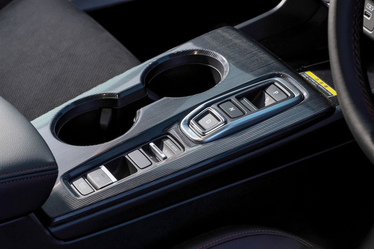 プッシュボタン式のシフトセレクターを採用。