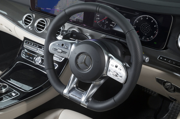 下端がフラットな形状のステアリングホイール。スポーク部には、親指の先でタッチ＆スワイプが可能なセンサー式の操作デバイスが備わる。