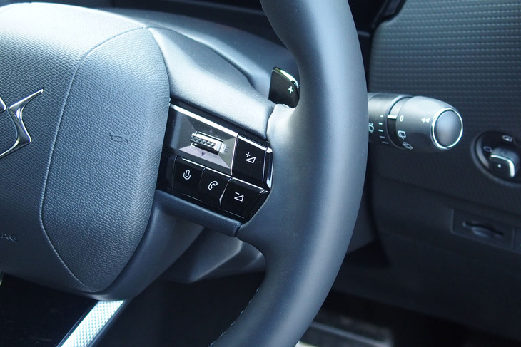 DS 4リヴォリE-TENSE（ステアリングスイッチ）