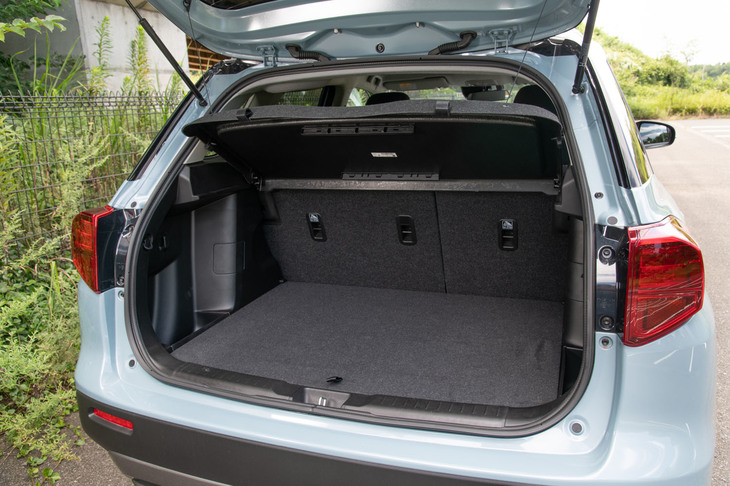 荷室容量は5人乗車時で375リッター（VDA計測値）。床面の高さはボードによって2段階に調整可能で、アクセサリーソケットやラゲッジフック、ショッピングフックなども備えられている。