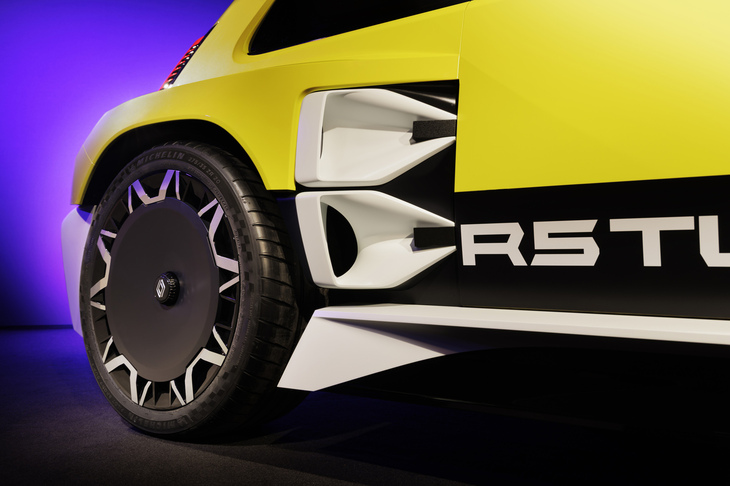 リアタイヤのサイズは275/35R20。これはインホイールモーターを内蔵できるサイズとして導き出されたものだという。フロントには245/35R20サイズのタイヤを採用している。