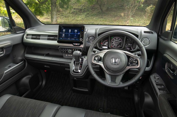 インテリアはブラックを基調に、インパネの一部にチタン調の偏光塗装を施したパネルをコーディネート。いたるところに小物入れスペースが用意されるほか、3口並んだUSBソケットが備わるなど、使い勝手が練られている。