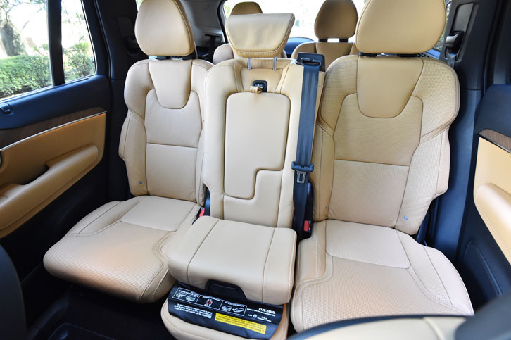 3分割式の2列目シートは、リクライニング機構と、12cmの前後スライド機能付き。中央席は、写真のように座面を持ち上げることで、子どもに適したシートとしても使える。