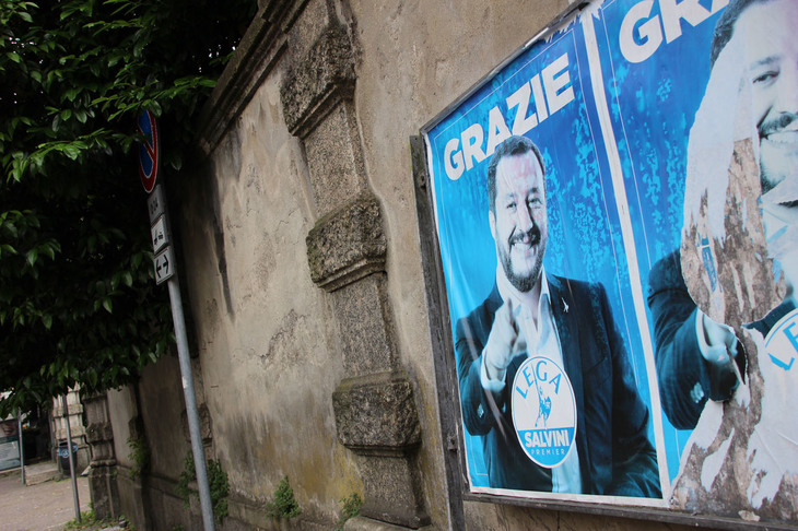 150km/hへの引き上げを推進しているのは連立与党の同盟。これは、同党の書記長であり、2018年6月から副首相兼内務大臣を務めるマッテオ・サルヴィーニ氏のポスター。