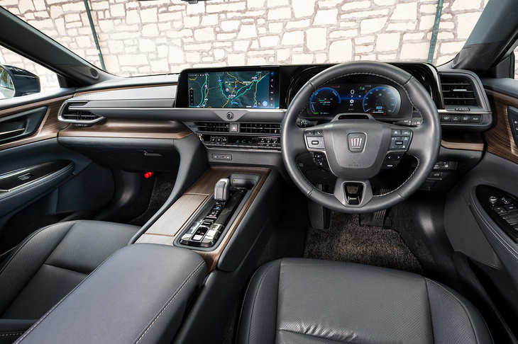 他とは着座位置がだいぶ違うこともあり、ダッシュボードの包まれ感は「セダン」が断トツ。ウッド調パネルを多用するなど質感の高さでも一枚抜けている。