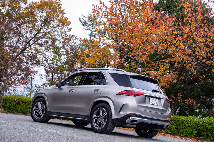 兄貴分といえる「GLS」とのボディーサイズ比較では、「GLE」は全長が200mm短く、全幅が40mm広い。