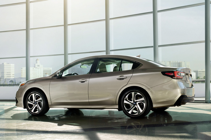 ほった：「セダンのこのフォーマルさは、SUVやミニバンには出せない魅力ですよね～」
	永福：「まさに貴族の乗り物だねえ」