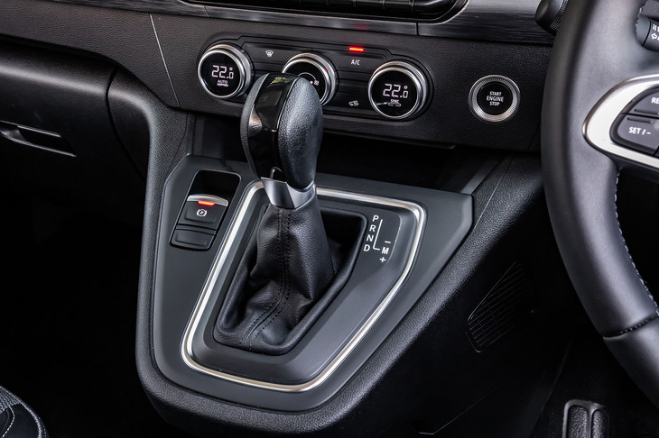 ダッシュボードから突き出したようにデザインされたシフトパネルに、シフトセレクターと電動パーキングブレーキのスイッチを配置。シフトセレクターはオーソドックスなレバー式で、手動で走行ギアを選択できるマニュアルモードも組み込まれている。