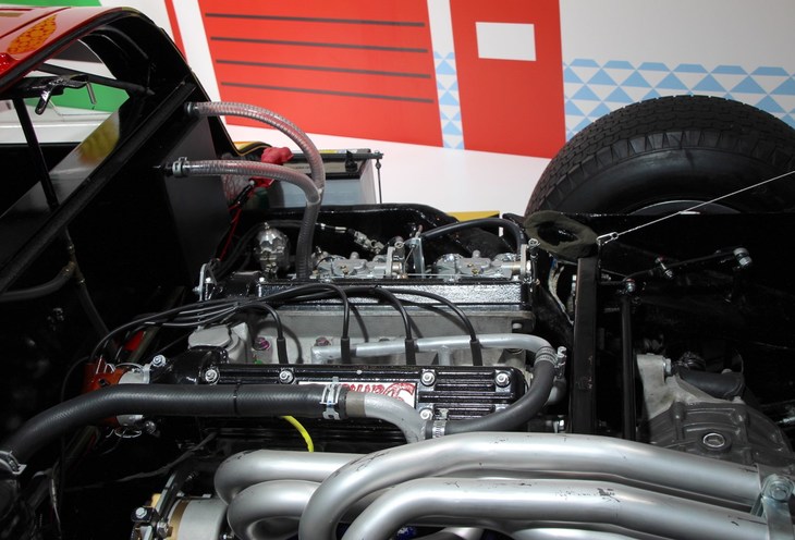 エンジンは「コンパーノ」のものを強化した水冷直列4気筒DOHC（1298cc）。最高出力は140ps。