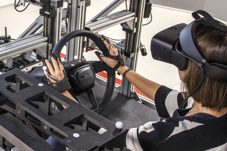 指用のウエアラブルデバイスやVRゴーグル、そして21基の赤外線カメラのデータをもとに、バーチャルに変換する。（写真＝Italdesign）