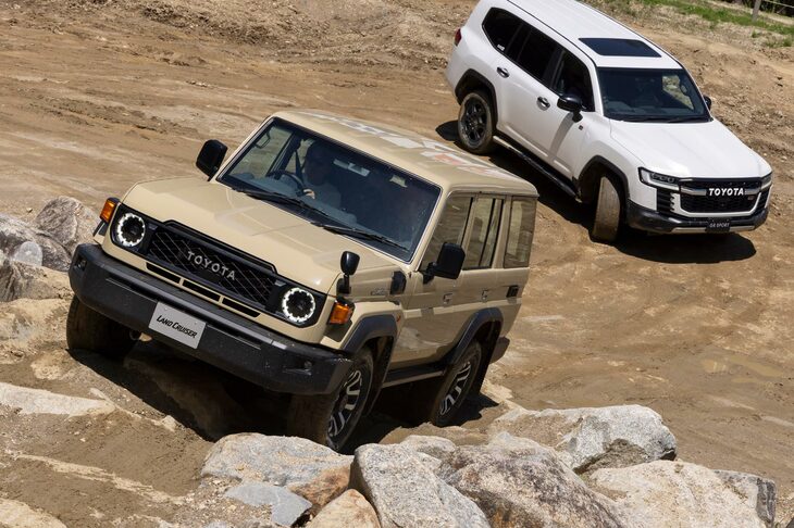 オフロードコースを走行する“70”（写真左手前）と“300”（同右奥）。ヘビーデューティー系の“70”と、“300”を含むステーションワゴン系の「ランドクルーザー」は、それぞれ累計290万台がグローバルで販売されてきた。