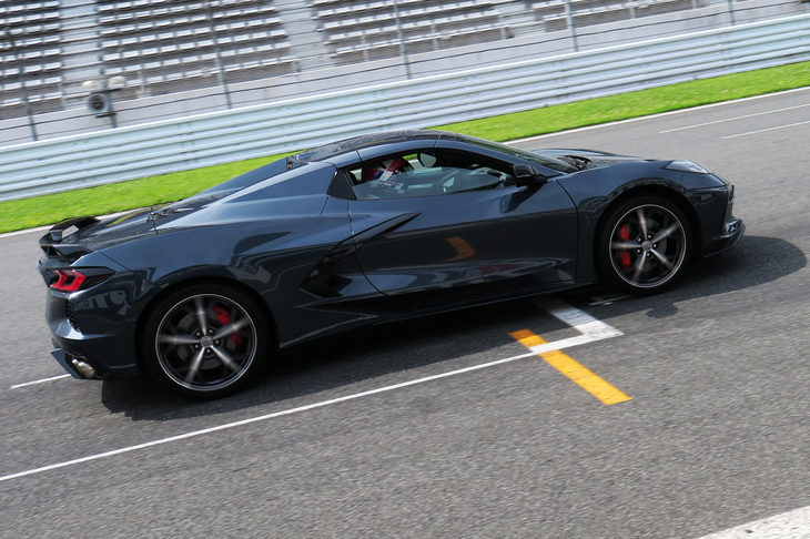 富士スピードウェイを走行する新型「シボレー・コルベット コンバーチブル」。