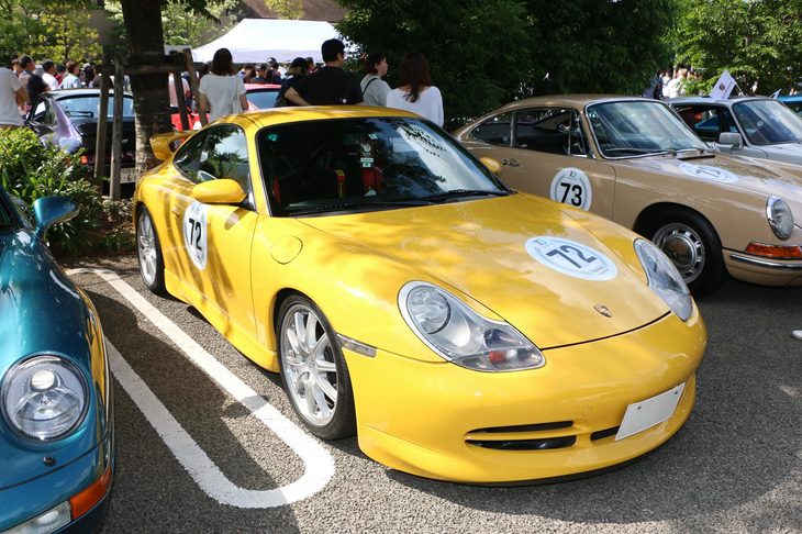 2000年「911 GT3」（996）。レース参戦やサーキット愛好家向けに作られた高回転型の自然吸気エンジンを持つGT3は、996より設定。この頃は、電子制御も省かれており、かなりスパルタンな仕様だった。