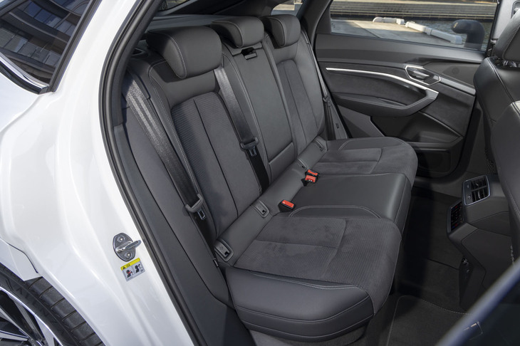 クーペスタイルでありながら後席のヘッドルームは広々としている。座面もバックレストもゆとりのあるサイズだ。