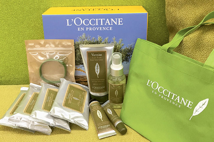 成約記念品として、ロクシタン監修による「ヴァーベナ」のドライビングキットがプレゼントされる。夏に向けて、汗やにおい、日焼けなどをケアするアイテムが組み合わされている。