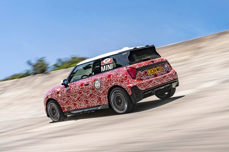新型「MINIクーパー」の「ジョンクーパーワークス」仕様は、ガソリン車が2024年のニュルブルクリンク4時間レースで初披露＆クラス優勝。EV版も「グッドウッド・フェスティバル・オブ・スピード」でお披露目された。