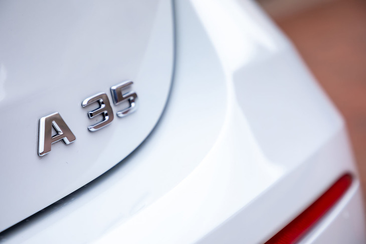 「A35」のエンブレムは、リアゲート右下に配置される。前輪駆動アーキテクチャーのAMGモデルは、「35シリーズ」の登場によって「45シリーズ」との2本立てとなる。