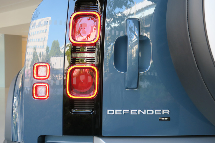 ランドローバー・ディフェンダー110 SE エクスプローラーパック装着車（リアコンビランプ）
