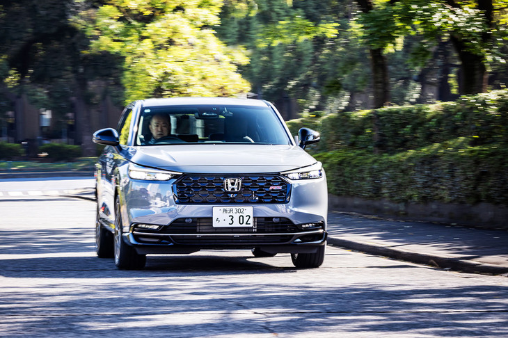 「RS」グレードの走行シーン。外板色は3万8500円の有償色となる「スレートグレー・パール」（写真）のほか、「プラチナホワイト・パール」「クリスタルブラック・パール」「シーベッドブルー・パール」そして「プレミアムクリスタルレッド・メタリック」の全5種類から選択できる。