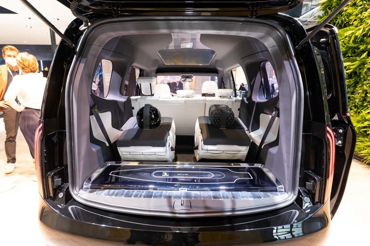 メルセデス・ベンツ・コンセプトEQT（ラゲッジスペース）