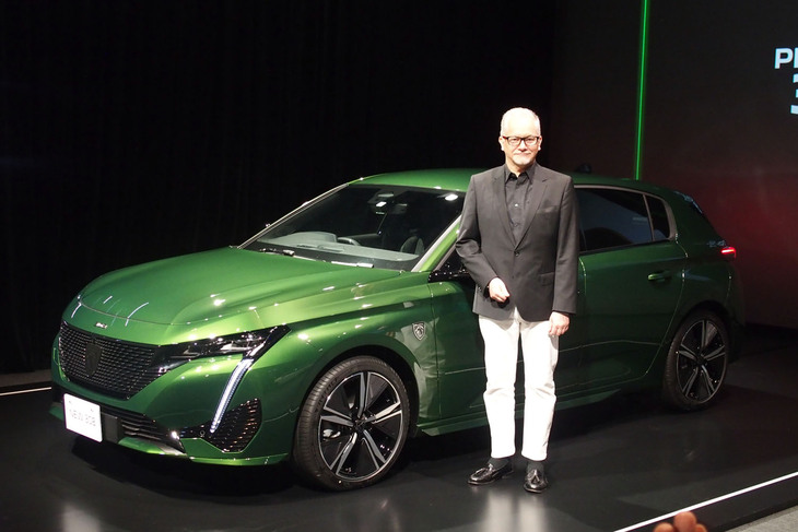 「308」の発表会場で、導入車両の概要を紹介したステランティス ジャパンのポンタス・ヘグストロム代表取締役兼CEO。