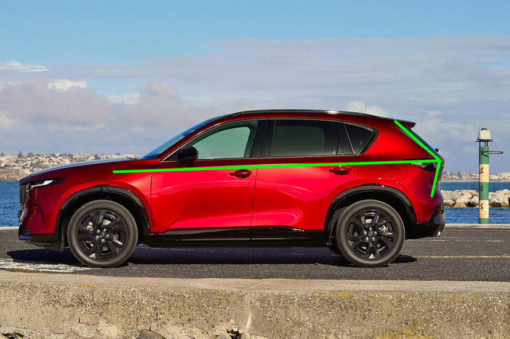 同様のモチーフは新型「CX-5」にも用いられているが、こちらはやや表現が控えめ。そもそもこうした矢印型のイメージは、カーデザインではそれほど珍しいものではないので、この程度では“個性”と表せるほど印象には残らない。