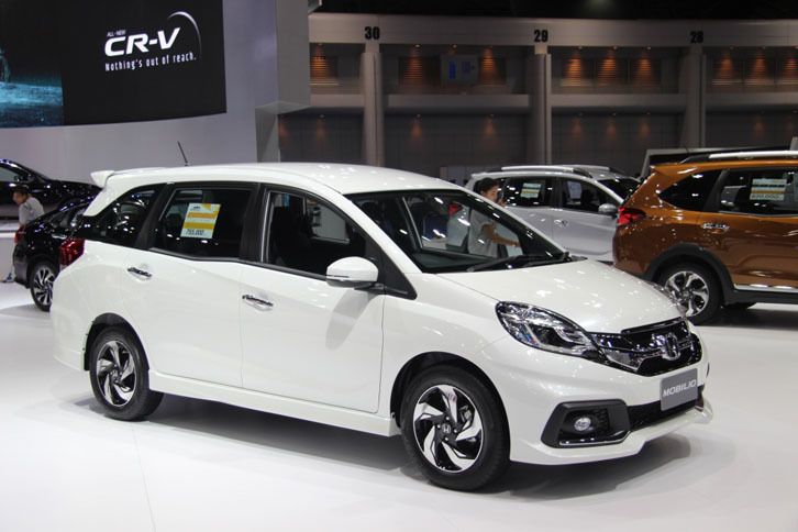 「ホンダ・モビリオ」。といっても、かつて日本で売っていたコンパクトミニバンとは無関係のアジア向けモデルです。ただ、コンパクトな3列シート車という意味では、日本で売っていたモビリオと共通ですね。よーく見ると、ドアの形状は小型SUVの「BR-V」と共通。つまり両車はコンポーネンツを一部共有しているというわけです。