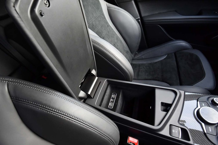 運転席・助手席間のひじかけ下にある小物入れには、USBやAUXの接続端子が用意される。