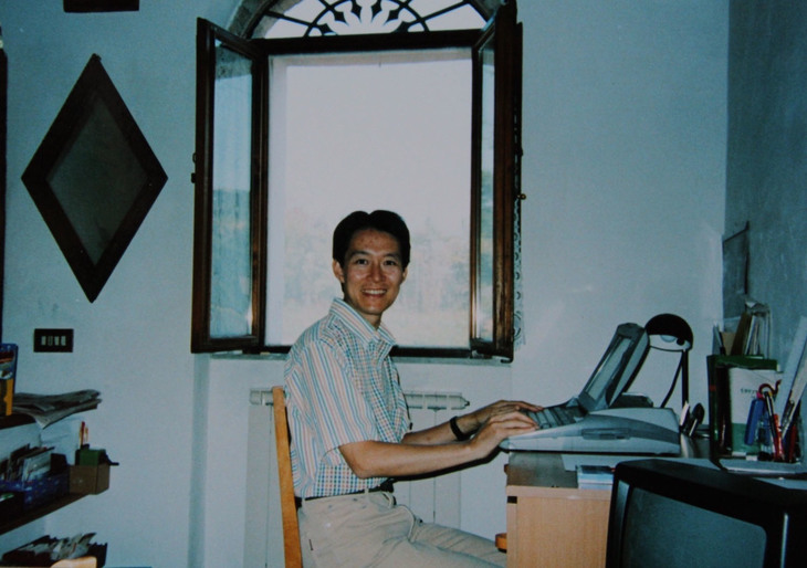 イタリアに居を構えてから。平成10年頃。最初の本数冊は、日本から持っていったNEC製ワープロ「文豪」で書いた。