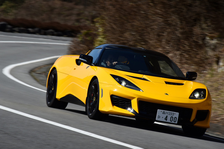 「エヴォーラ400」の動力性能は、0-100km/h加速が4.2秒、最高速がMT仕様で300km/h、AT仕様で280km/hと公表されている。