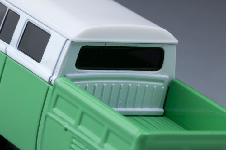 今回のモデルは、トミカのシリーズの中でも緻密な作り込みが特徴のトミカプレミアム。荷台の床面や、キャビン背面の凹凸も再現されている。（写真＝郡大二郎）