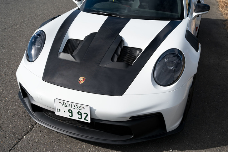 普通の「911」では左右と中央の3つの小さなラジエーターが備わるところ、「GT3 RS」ではセンターの大型の1基に集約。そのおかげで開口部の左右に可動式のフラップが搭載された。