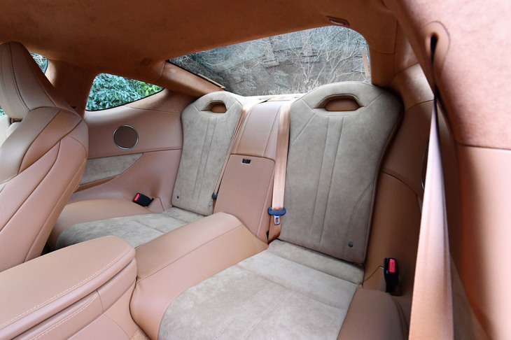 フロントシートと同じく、アルカンターラとセミアニリン本革で仕立てられた2人掛けのリアシート。「LC」の乗車定員は全車4人となる。