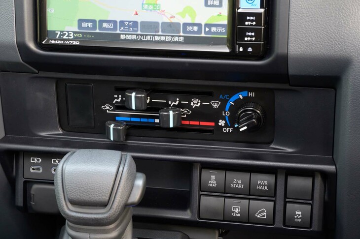 エアコンは古式ゆかしきマニュアル式。風量や温度、冷房のコンプレッサーなどはすべて個別に操作するかたちで、最近のオートエアコンに慣れた人は、説明書がないと混乱することになる。