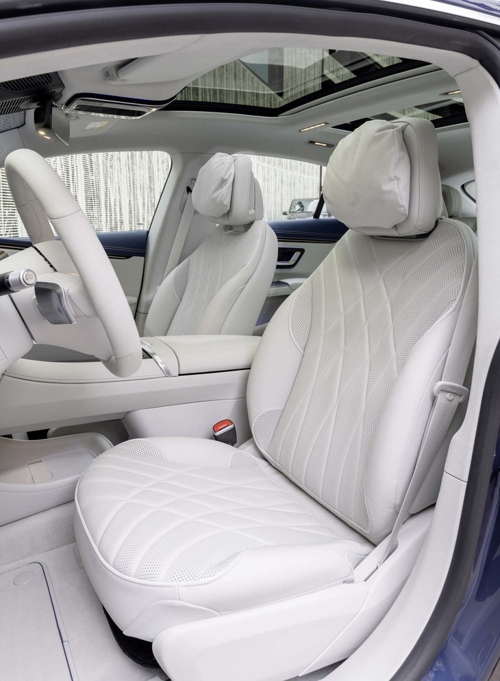 シートはサイドサポートの高さを抑えた独特な形状だ。斜めにクロスする型押しラインに合わせて細かなパーフォレーション（穴開け）が施されていることが分かる。