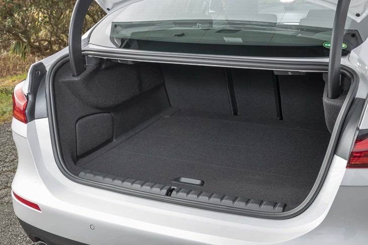 トランクルームの容量は430リッター。後席の背もたれは40：20：40分割で前方に倒せる。